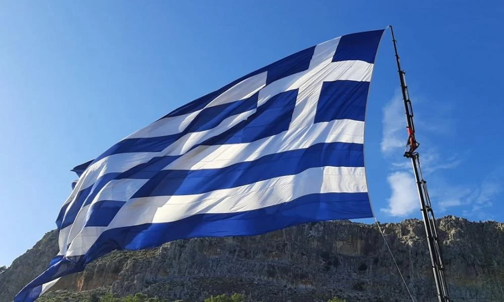 28η Οκτωβρίου: Κρητικοί ύψωσαν τη μεγαλύτερη ελληνική σημαία στο Καστελόριζο 750 τ.μ.(βίντεο)